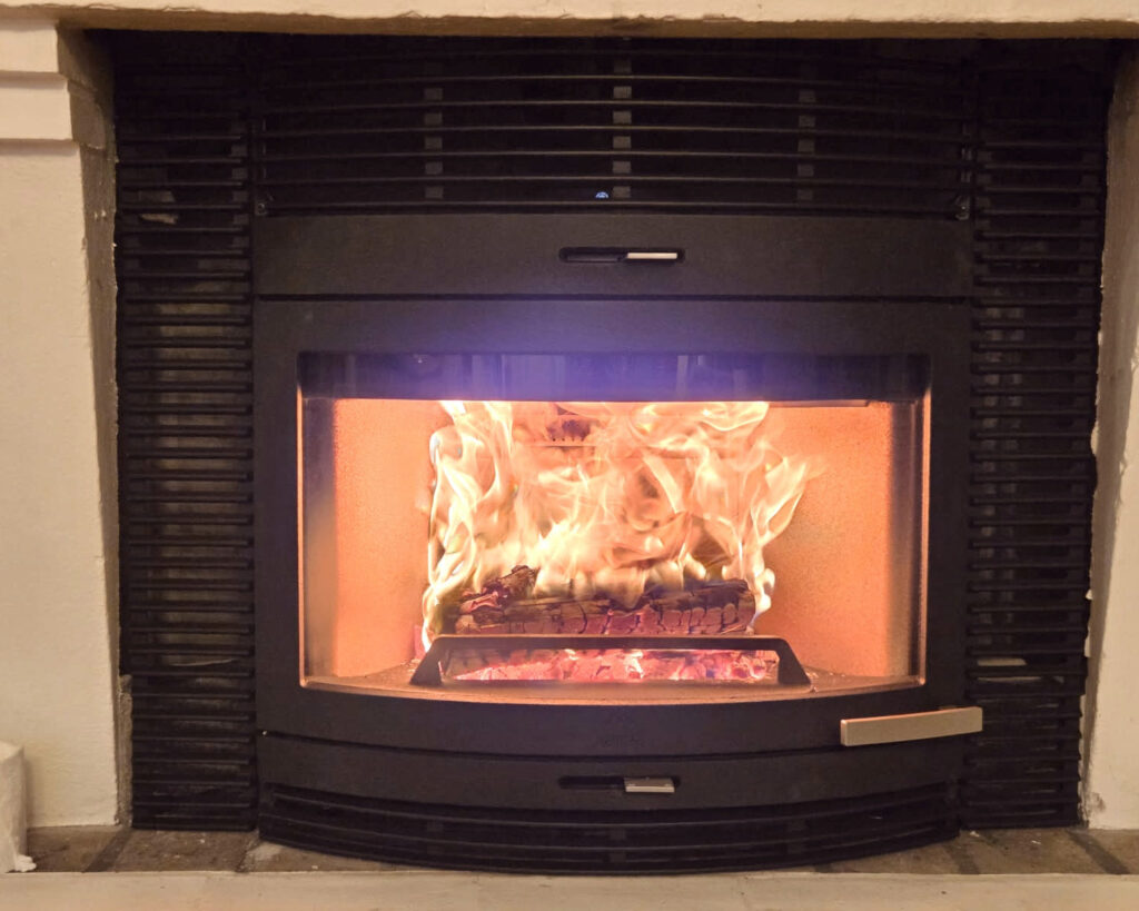 en ovn med flammer inni